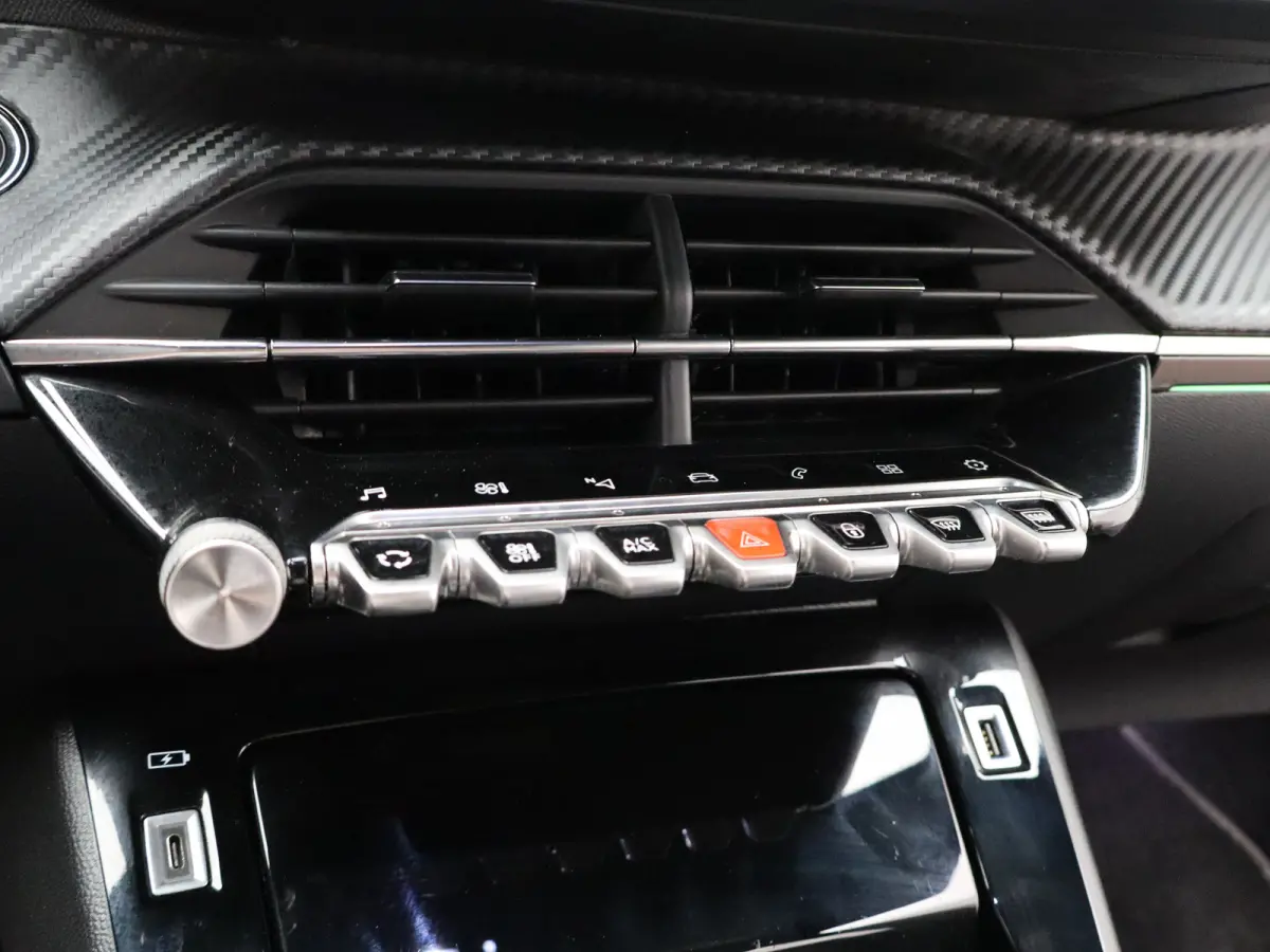 1.2 PureTech GT Camera | Trekhaak | Parkeersensoren | Cruise Control | Apple Carplay/Android Auto | 17" Lichtmetalen Velgen