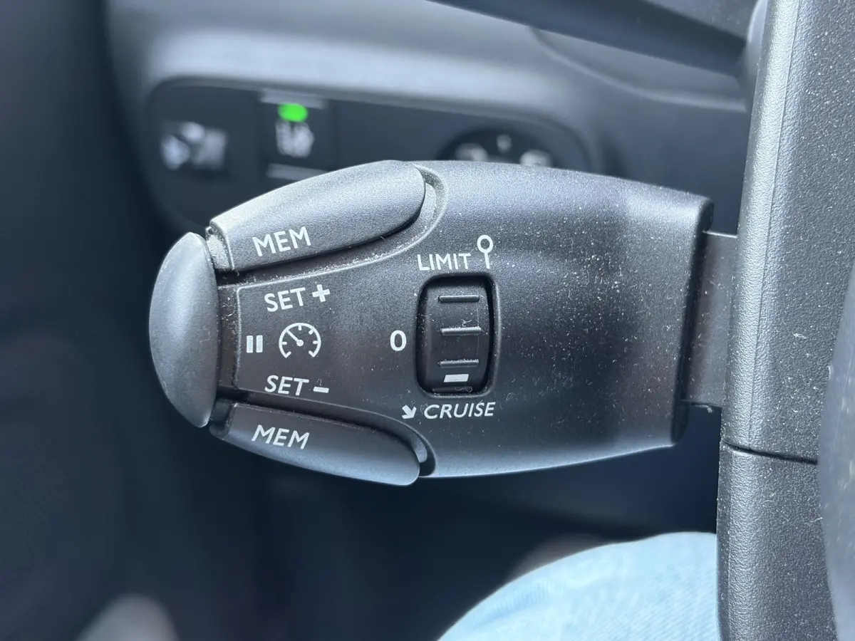 1.2 PureTech S&S Feel D-riem vv in 2025,2e Eigenaar,Navi,Carplay,Clima,Cruise,Pdc,Rijstrooksensor,N.A.P,Apk tot 03-2028