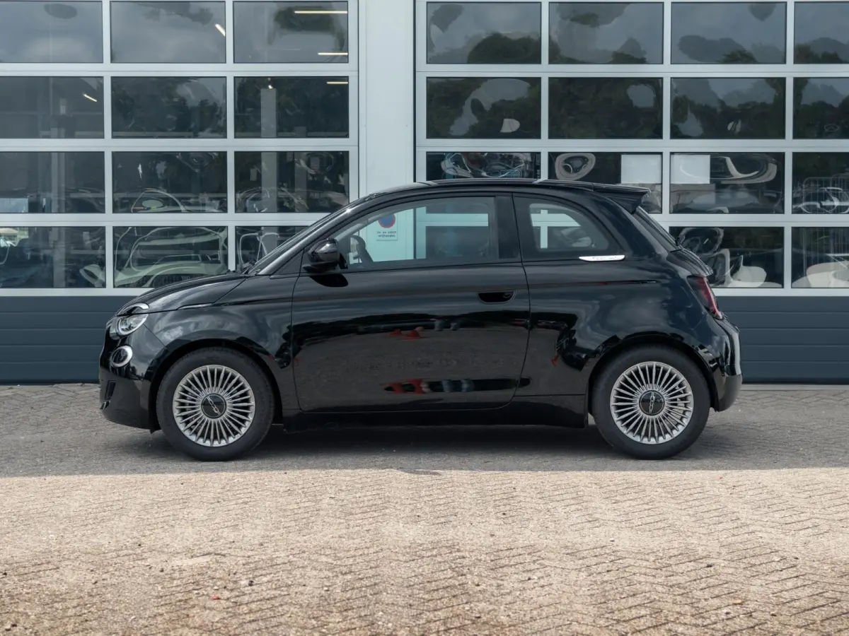 Hybrid Torino Launch Edition | Clima | Carplay | PDC | Priv Glass | Onyx Black