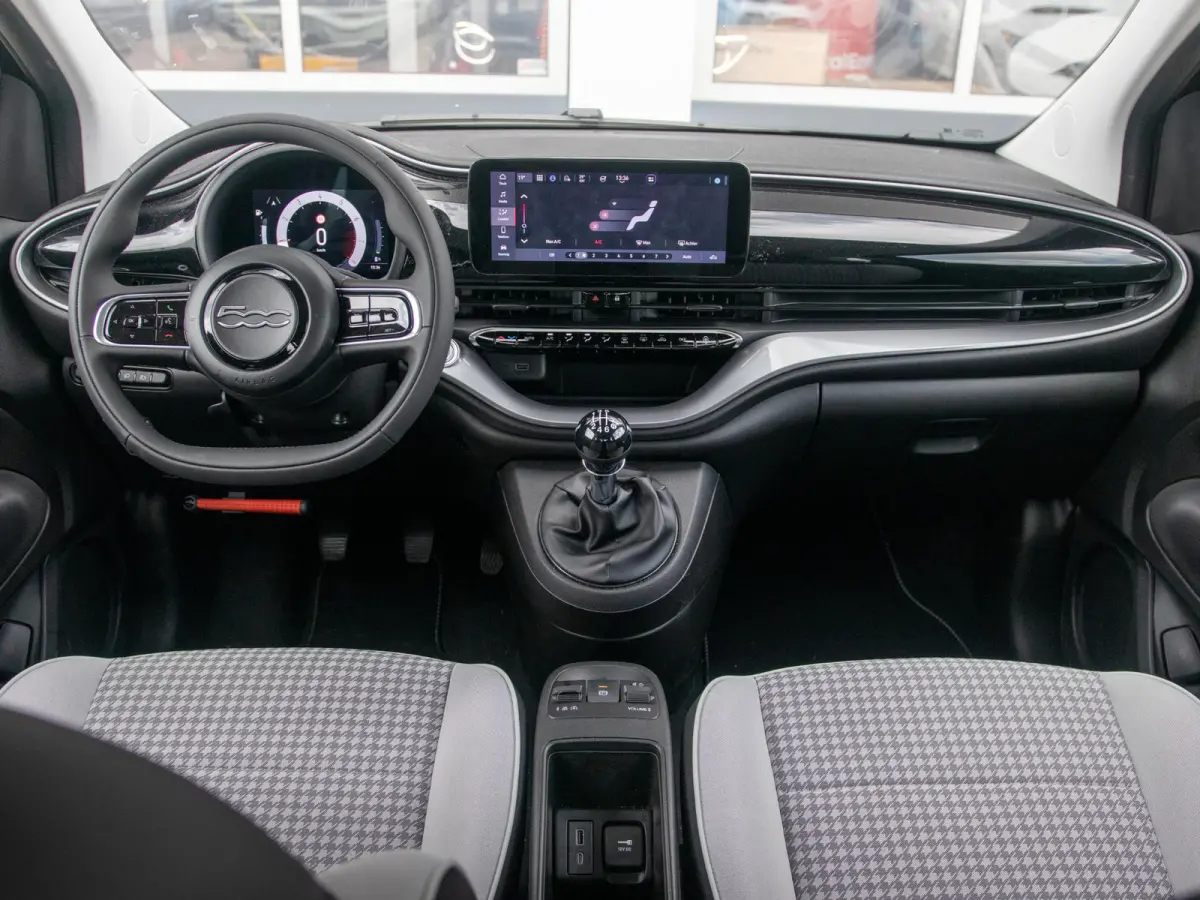 Hybrid Torino Launch Edition | Clima | Carplay | PDC | Priv Glass | Onyx Black