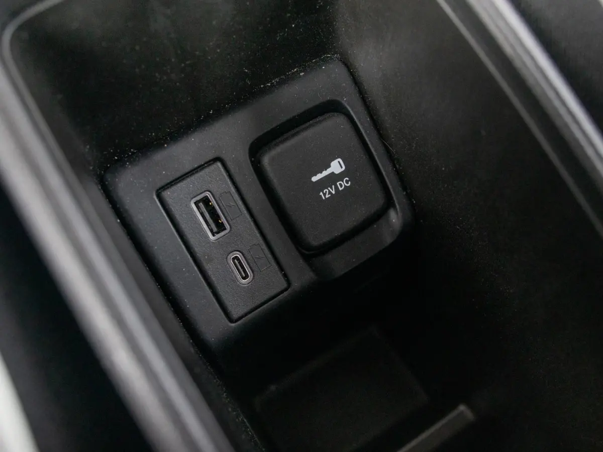Hybrid Torino Launch Edition | Clima | Carplay | PDC | Priv Glass | Onyx Black