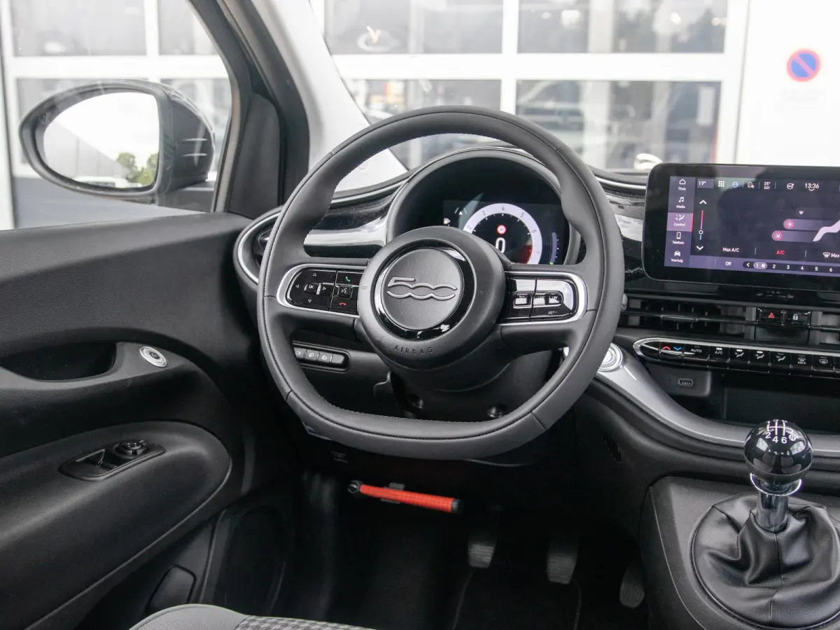 Hybrid Torino Launch Edition | Clima | Carplay | PDC | Priv Glass | Onyx Black