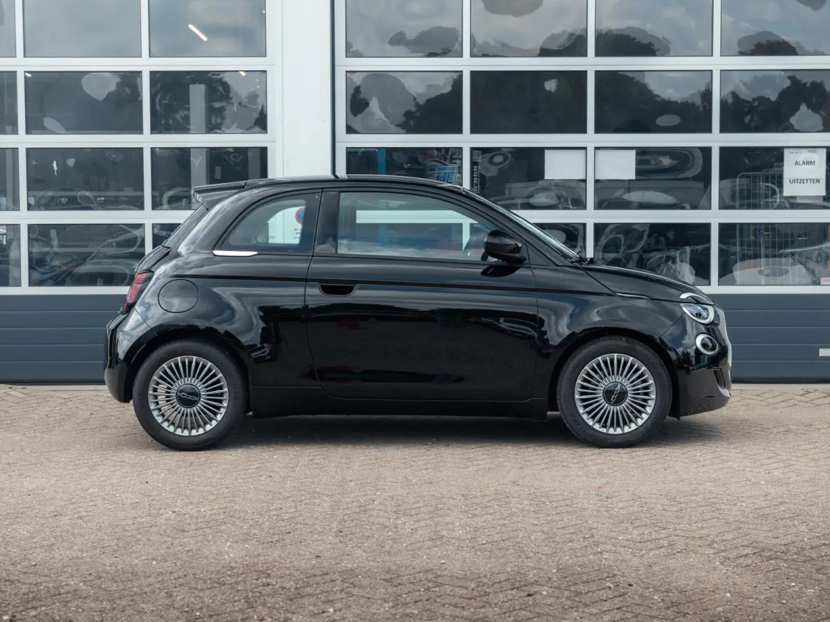 Hybrid Torino Launch Edition | Clima | Carplay | PDC | Priv Glass | Onyx Black