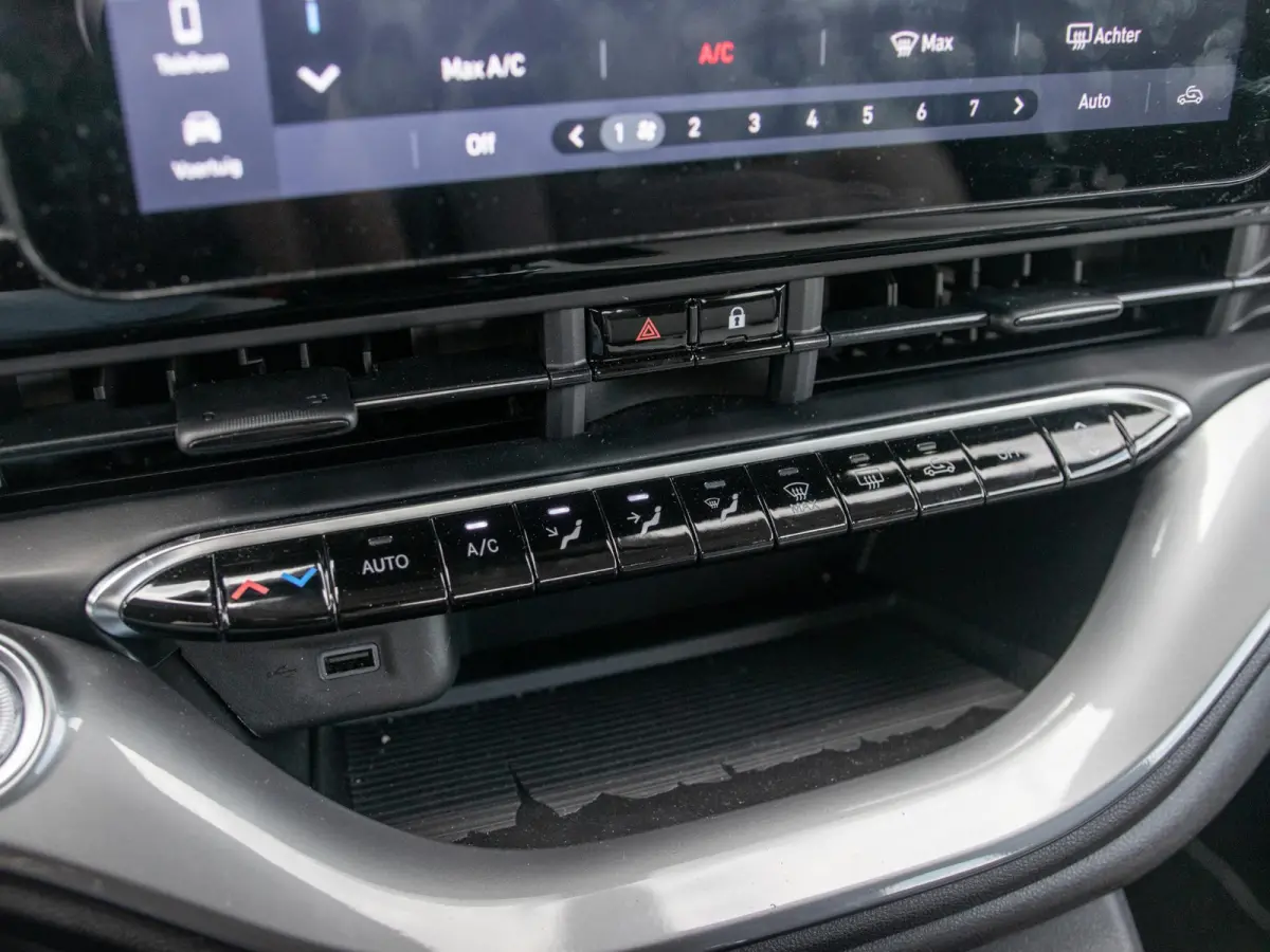 Hybrid Torino Launch Edition | Clima | Carplay | PDC | Priv Glass | Onyx Black