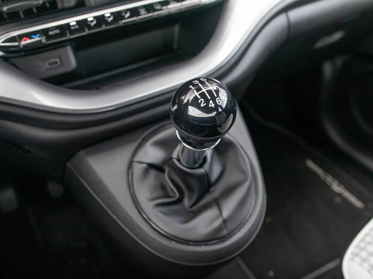 Hybrid Torino Launch Edition | Clima | Carplay | PDC | Priv Glass | Onyx Black