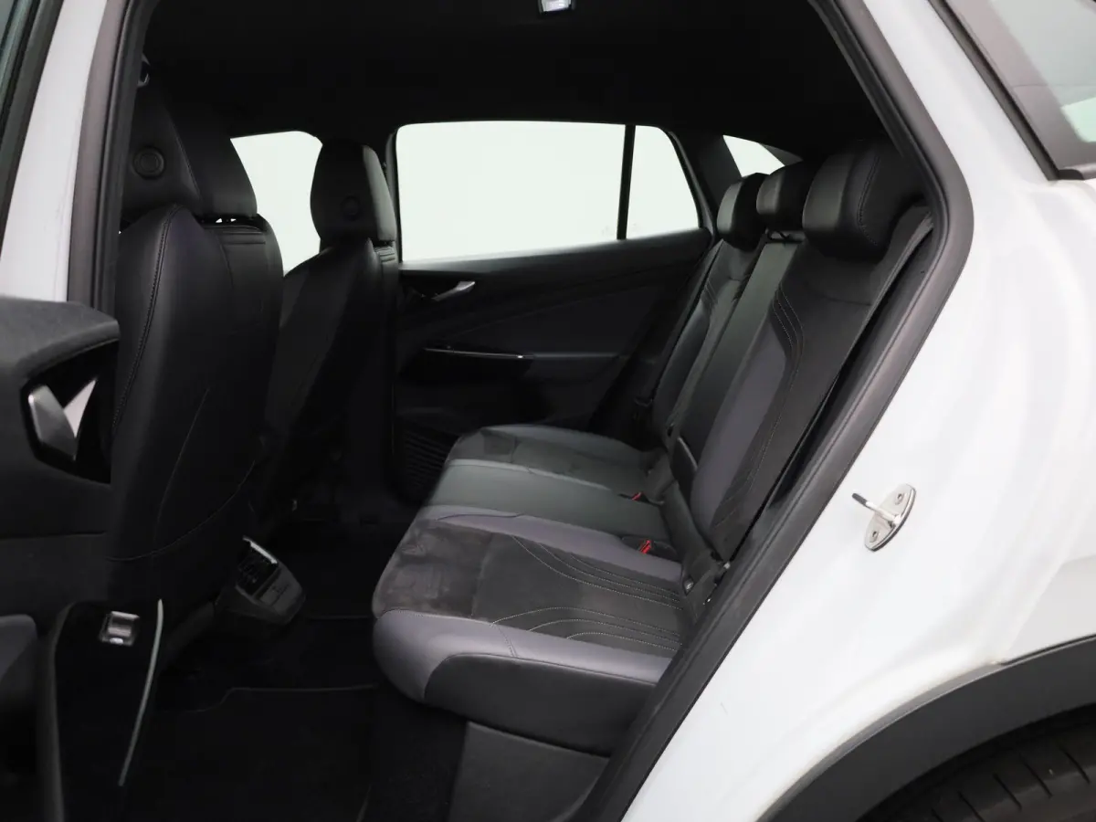 Pro 77 kWh 204 PK| Dealeronderhouden | Navigatie | Stoelverwarming | Stuurwielverwarming | Achteruitrijcamera | Parkeersensoren | Keyless Access