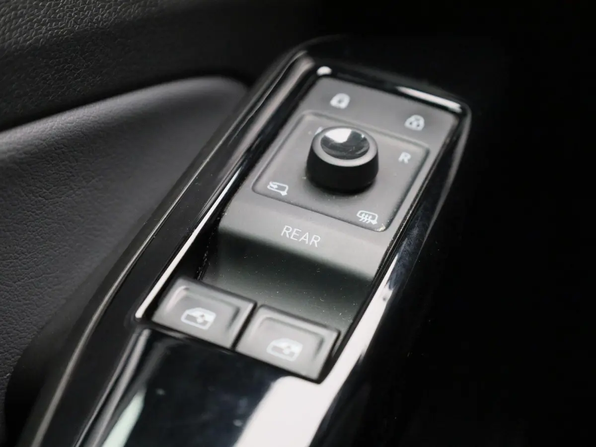 Pro 77 kWh 204 PK| Dealeronderhouden | Navigatie | Stoelverwarming | Stuurwielverwarming | Achteruitrijcamera | Parkeersensoren | Keyless Access