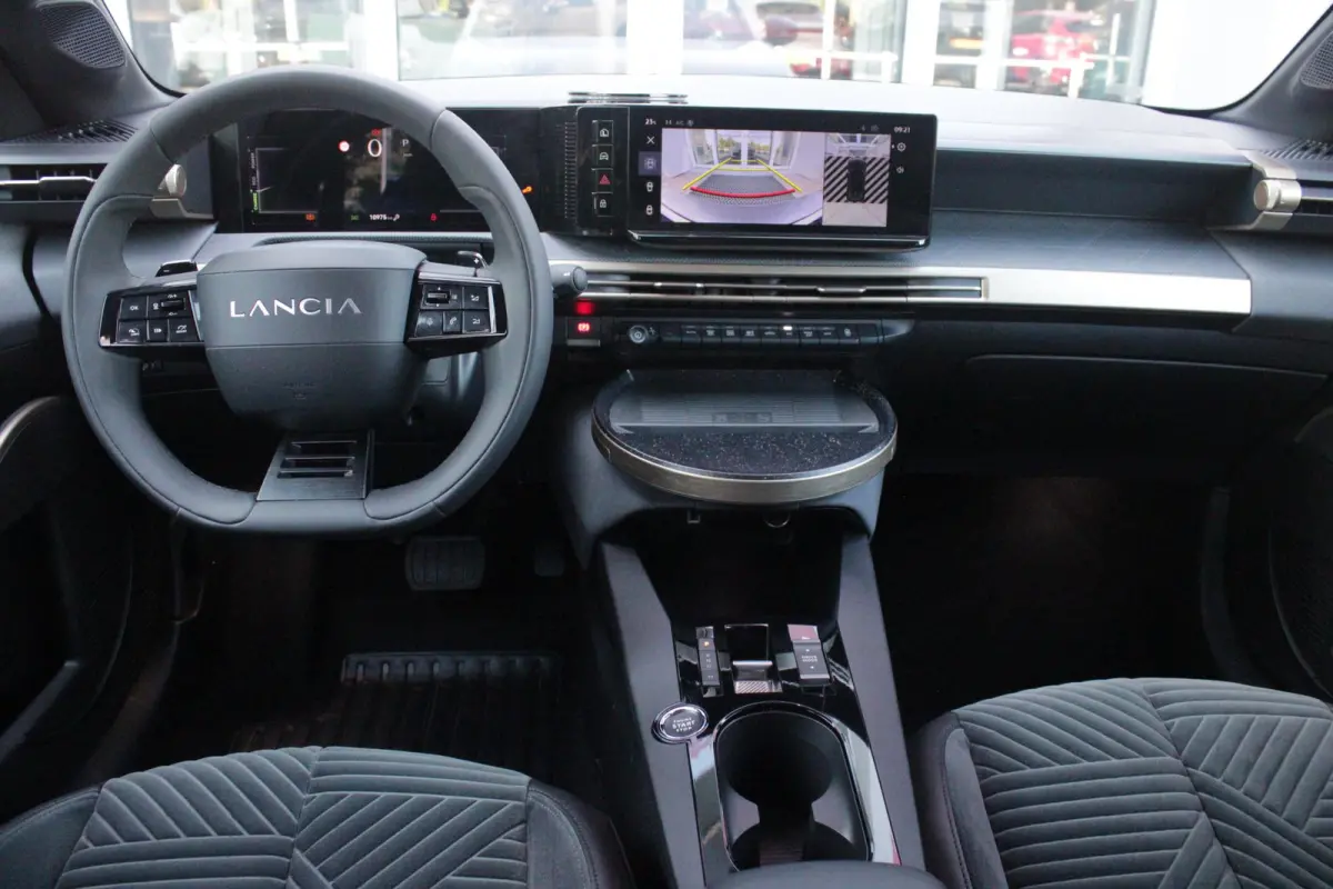 1.2 Hybrid 110PK AUTOMAAT LX | CAMERA VOOR + ACHTER | PARKEERSENSOREN VOOR + ACHTER | DRIVE PACK: ADAPTIVE CRUISE CONTROL/DODEHOEK DETECTIE/ELEKTRISCH INKLAPBARE BUITENSPIEGELS/SPROTIEF STUU