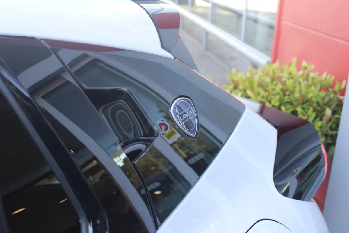 1.2 Hybrid 110PK AUTOMAAT LX | CAMERA VOOR + ACHTER | PARKEERSENSOREN VOOR + ACHTER | DRIVE PACK: ADAPTIVE CRUISE CONTROL/DODEHOEK DETECTIE/ELEKTRISCH INKLAPBARE BUITENSPIEGELS/SPROTIEF STUU