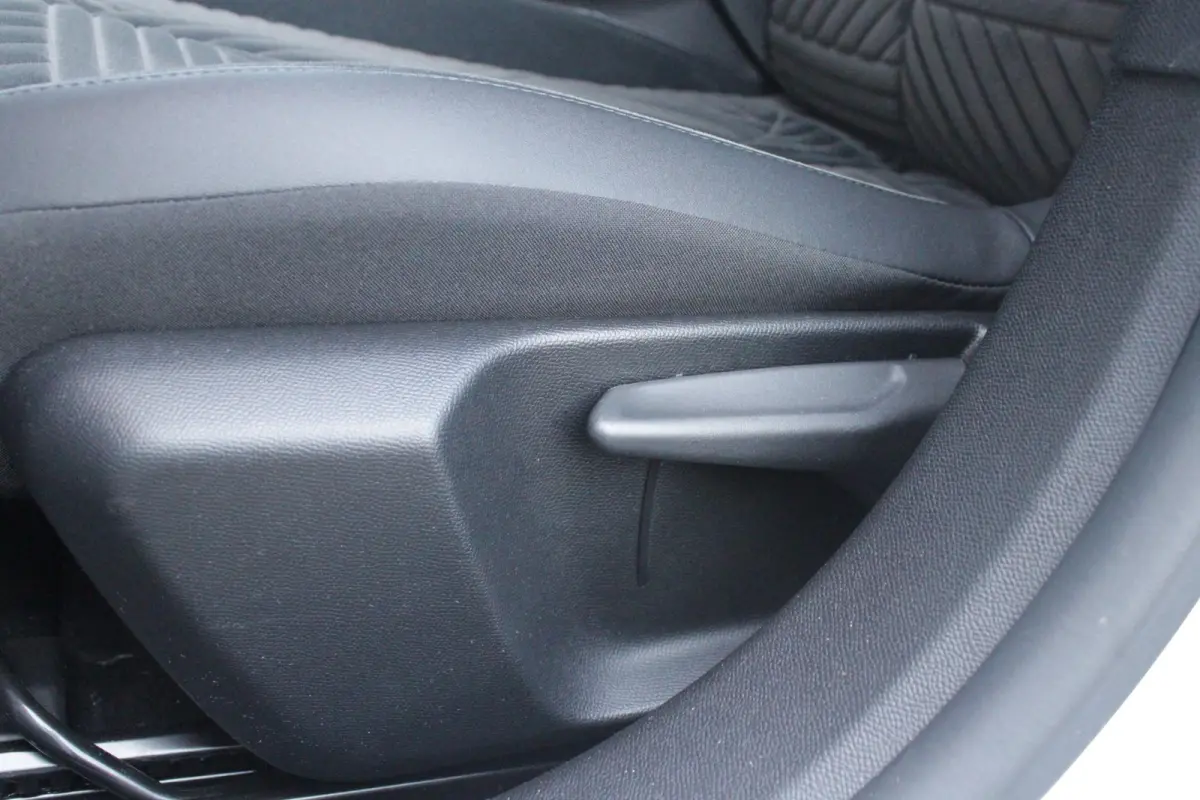 1.2 Hybrid 110PK AUTOMAAT LX | CAMERA VOOR + ACHTER | PARKEERSENSOREN VOOR + ACHTER | DRIVE PACK: ADAPTIVE CRUISE CONTROL/DODEHOEK DETECTIE/ELEKTRISCH INKLAPBARE BUITENSPIEGELS/SPROTIEF STUU