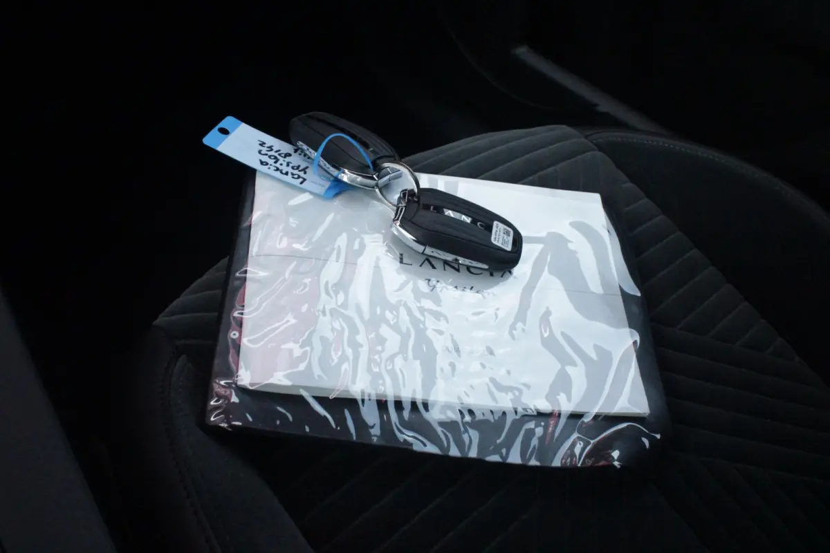 1.2 Hybrid 110PK AUTOMAAT LX | CAMERA VOOR + ACHTER | PARKEERSENSOREN VOOR + ACHTER | DRIVE PACK: ADAPTIVE CRUISE CONTROL/DODEHOEK DETECTIE/ELEKTRISCH INKLAPBARE BUITENSPIEGELS/SPROTIEF STUU