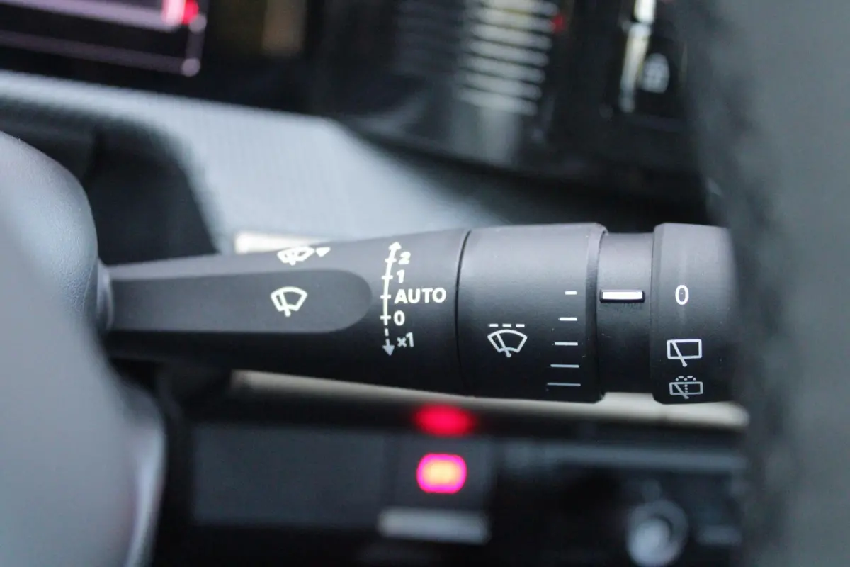 1.2 Hybrid 110PK AUTOMAAT LX | CAMERA VOOR + ACHTER | PARKEERSENSOREN VOOR + ACHTER | DRIVE PACK: ADAPTIVE CRUISE CONTROL/DODEHOEK DETECTIE/ELEKTRISCH INKLAPBARE BUITENSPIEGELS/SPROTIEF STUU