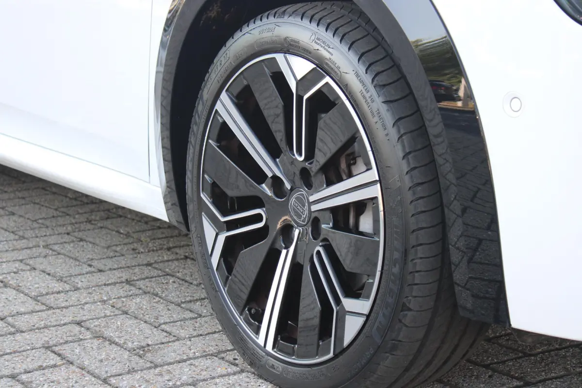 1.2 Hybrid 110PK AUTOMAAT LX | CAMERA VOOR + ACHTER | PARKEERSENSOREN VOOR + ACHTER | DRIVE PACK: ADAPTIVE CRUISE CONTROL/DODEHOEK DETECTIE/ELEKTRISCH INKLAPBARE BUITENSPIEGELS/SPROTIEF STUU