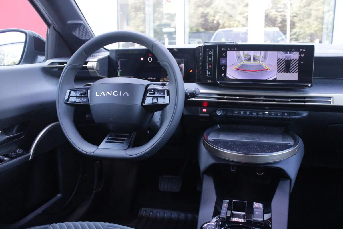 1.2 Hybrid 110PK AUTOMAAT LX | CAMERA VOOR + ACHTER | PARKEERSENSOREN VOOR + ACHTER | DRIVE PACK: ADAPTIVE CRUISE CONTROL/DODEHOEK DETECTIE/ELEKTRISCH INKLAPBARE BUITENSPIEGELS/SPROTIEF STUU