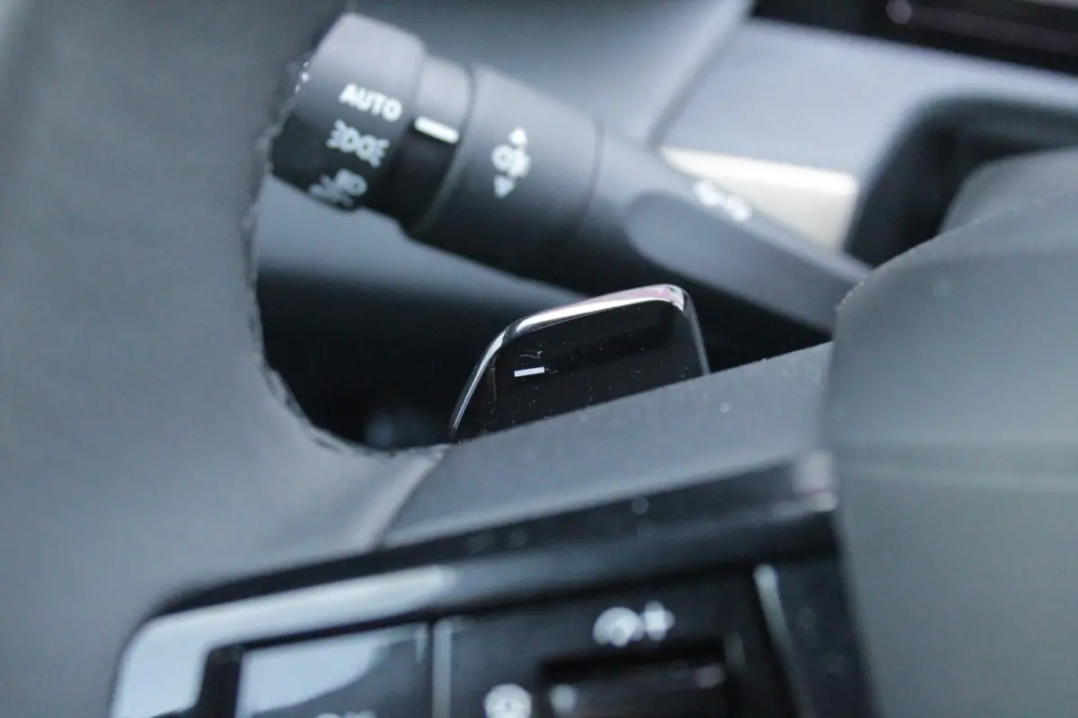 1.2 Hybrid 110PK AUTOMAAT LX | CAMERA VOOR + ACHTER | PARKEERSENSOREN VOOR + ACHTER | DRIVE PACK: ADAPTIVE CRUISE CONTROL/DODEHOEK DETECTIE/ELEKTRISCH INKLAPBARE BUITENSPIEGELS/SPROTIEF STUU