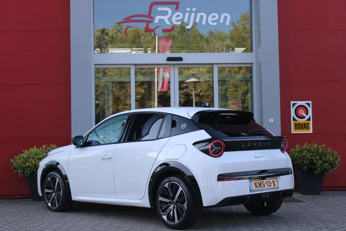 1.2 Hybrid 110PK AUTOMAAT LX | CAMERA VOOR + ACHTER | PARKEERSENSOREN VOOR + ACHTER | DRIVE PACK: ADAPTIVE CRUISE CONTROL/DODEHOEK DETECTIE/ELEKTRISCH INKLAPBARE BUITENSPIEGELS/SPROTIEF STUU