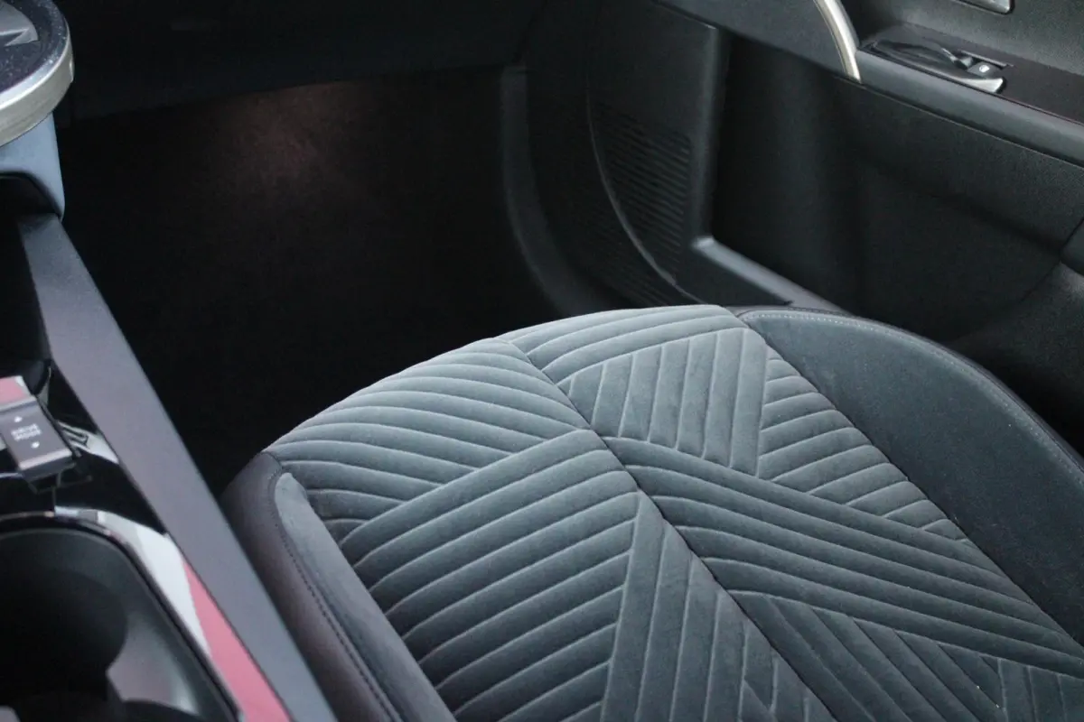 1.2 Hybrid 110PK AUTOMAAT LX | CAMERA VOOR + ACHTER | PARKEERSENSOREN VOOR + ACHTER | DRIVE PACK: ADAPTIVE CRUISE CONTROL/DODEHOEK DETECTIE/ELEKTRISCH INKLAPBARE BUITENSPIEGELS/SPROTIEF STUU