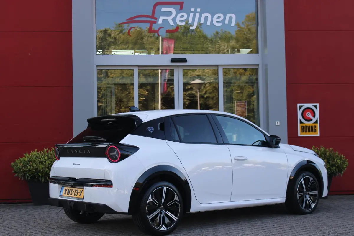 1.2 Hybrid 110PK AUTOMAAT LX | CAMERA VOOR + ACHTER | PARKEERSENSOREN VOOR + ACHTER | DRIVE PACK: ADAPTIVE CRUISE CONTROL/DODEHOEK DETECTIE/ELEKTRISCH INKLAPBARE BUITENSPIEGELS/SPROTIEF STUU