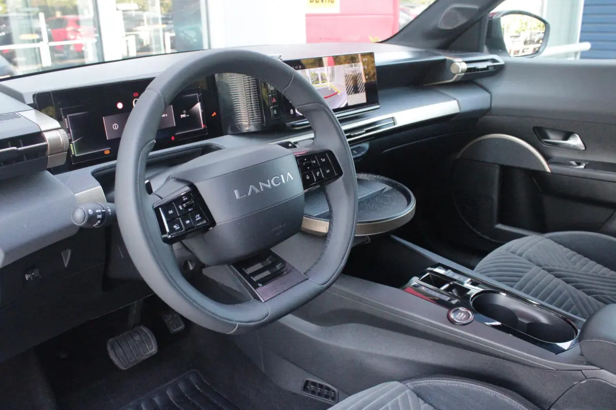 1.2 Hybrid 110PK AUTOMAAT LX | CAMERA VOOR + ACHTER | PARKEERSENSOREN VOOR + ACHTER | DRIVE PACK: ADAPTIVE CRUISE CONTROL/DODEHOEK DETECTIE/ELEKTRISCH INKLAPBARE BUITENSPIEGELS/SPROTIEF STUU