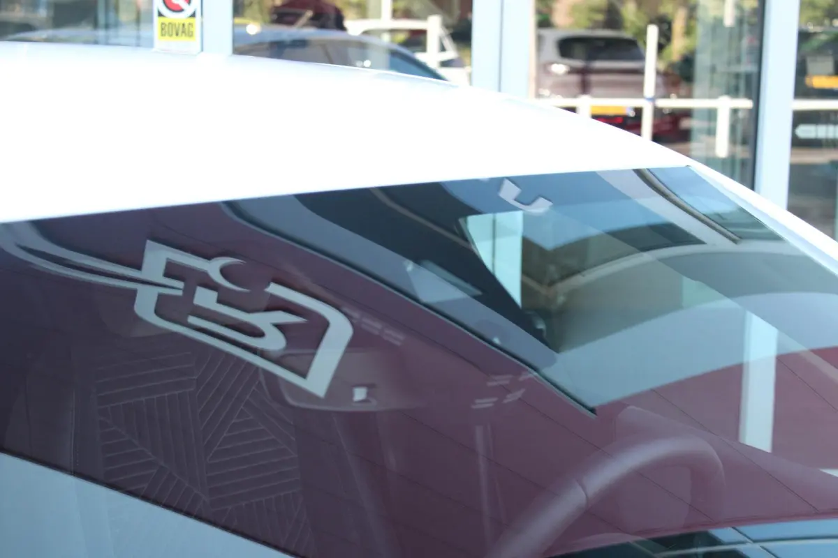 1.2 Hybrid 110PK AUTOMAAT LX | CAMERA VOOR + ACHTER | PARKEERSENSOREN VOOR + ACHTER | DRIVE PACK: ADAPTIVE CRUISE CONTROL/DODEHOEK DETECTIE/ELEKTRISCH INKLAPBARE BUITENSPIEGELS/SPROTIEF STUU