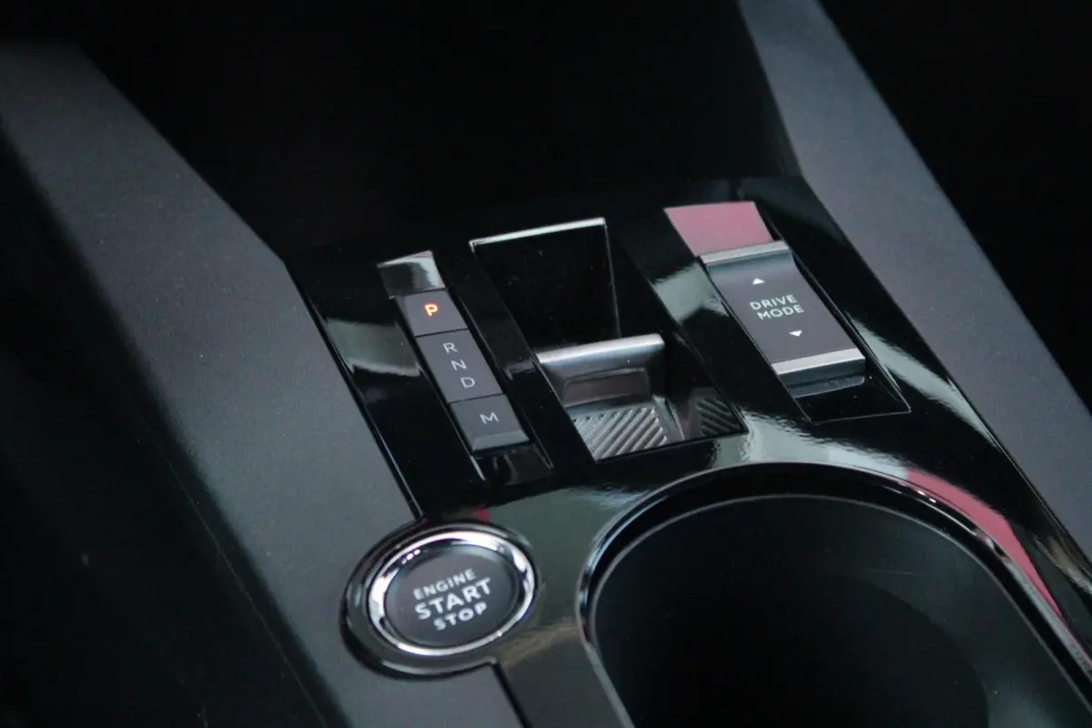 1.2 Hybrid 110PK AUTOMAAT LX | CAMERA VOOR + ACHTER | PARKEERSENSOREN VOOR + ACHTER | DRIVE PACK: ADAPTIVE CRUISE CONTROL/DODEHOEK DETECTIE/ELEKTRISCH INKLAPBARE BUITENSPIEGELS/SPROTIEF STUU