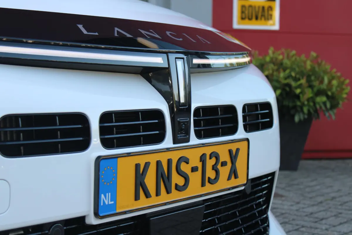 1.2 Hybrid 110PK AUTOMAAT LX | CAMERA VOOR + ACHTER | PARKEERSENSOREN VOOR + ACHTER | DRIVE PACK: ADAPTIVE CRUISE CONTROL/DODEHOEK DETECTIE/ELEKTRISCH INKLAPBARE BUITENSPIEGELS/SPROTIEF STUU