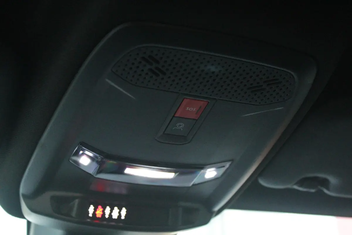 1.2 Hybrid 110PK AUTOMAAT LX | CAMERA VOOR + ACHTER | PARKEERSENSOREN VOOR + ACHTER | DRIVE PACK: ADAPTIVE CRUISE CONTROL/DODEHOEK DETECTIE/ELEKTRISCH INKLAPBARE BUITENSPIEGELS/SPROTIEF STUU
