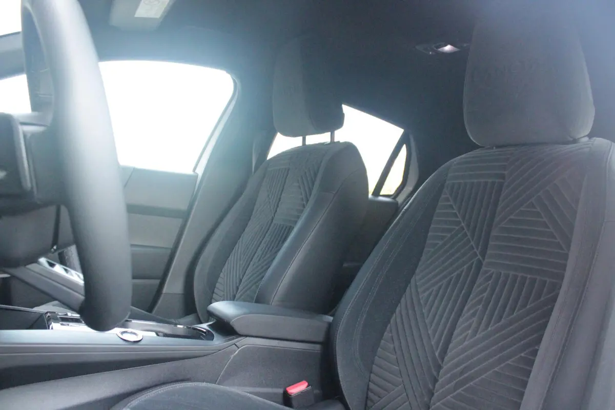 1.2 Hybrid 110PK AUTOMAAT LX | CAMERA VOOR + ACHTER | PARKEERSENSOREN VOOR + ACHTER | DRIVE PACK: ADAPTIVE CRUISE CONTROL/DODEHOEK DETECTIE/ELEKTRISCH INKLAPBARE BUITENSPIEGELS/SPROTIEF STUU