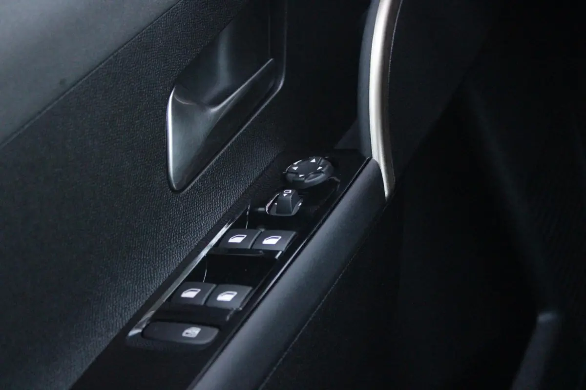1.2 Hybrid 110PK AUTOMAAT LX | CAMERA VOOR + ACHTER | PARKEERSENSOREN VOOR + ACHTER | DRIVE PACK: ADAPTIVE CRUISE CONTROL/DODEHOEK DETECTIE/ELEKTRISCH INKLAPBARE BUITENSPIEGELS/SPROTIEF STUU