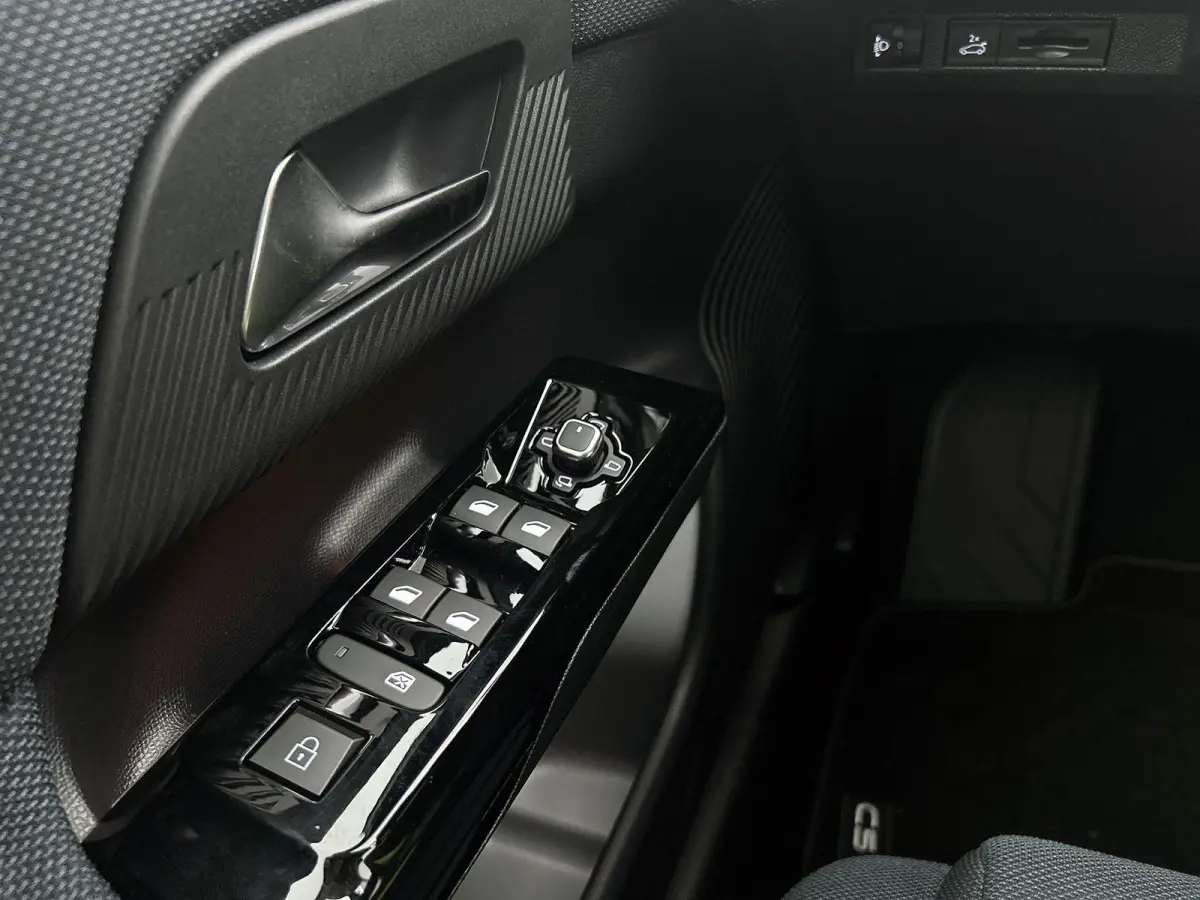 SUV Business Hybrid 145pk Automaat | DEMO | Navigatie | 360 graden camera | Head-up display | Elektrische achterklep | 19" lichtmetalen velgen | Adaptive cruise control | Draadloze telefoonl