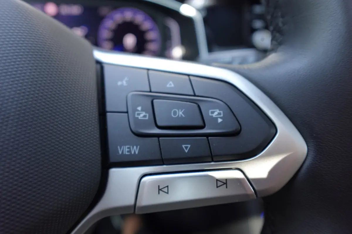 1.5 TSI R-Line PANO KEYLESS CAM