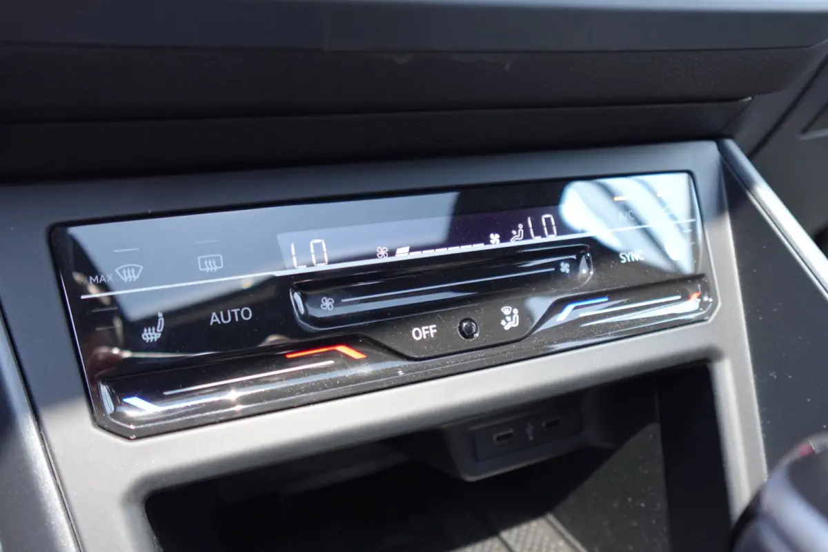 1.5 TSI R-Line PANO KEYLESS CAM