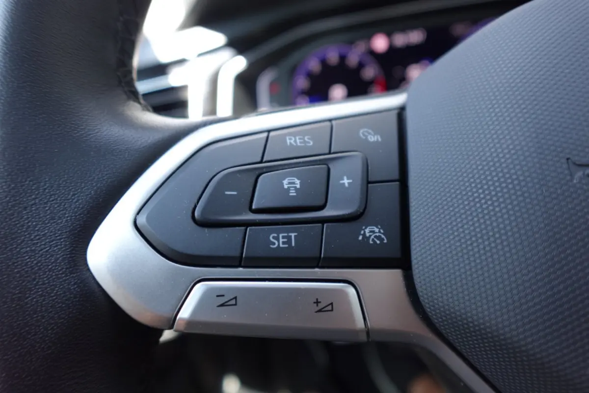 1.5 TSI R-Line PANO KEYLESS CAM