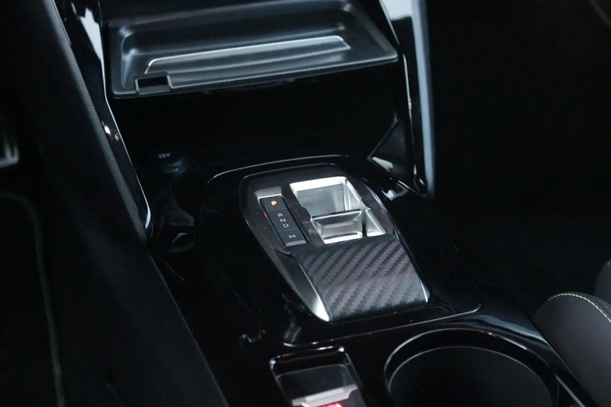 1.2 Hybrid 145PK AUTOMAAT GT PACK | ELEKTRISCH BEDIENBARE BESTUURDERSSTOEL MET MASSAGE FUNCTIE | ALCANTARA BEKLEDING | STOEL VERWARMING | CRUISE CONTROL | DAB+ RADIO | APPLE CARPLAY/ANDROID 