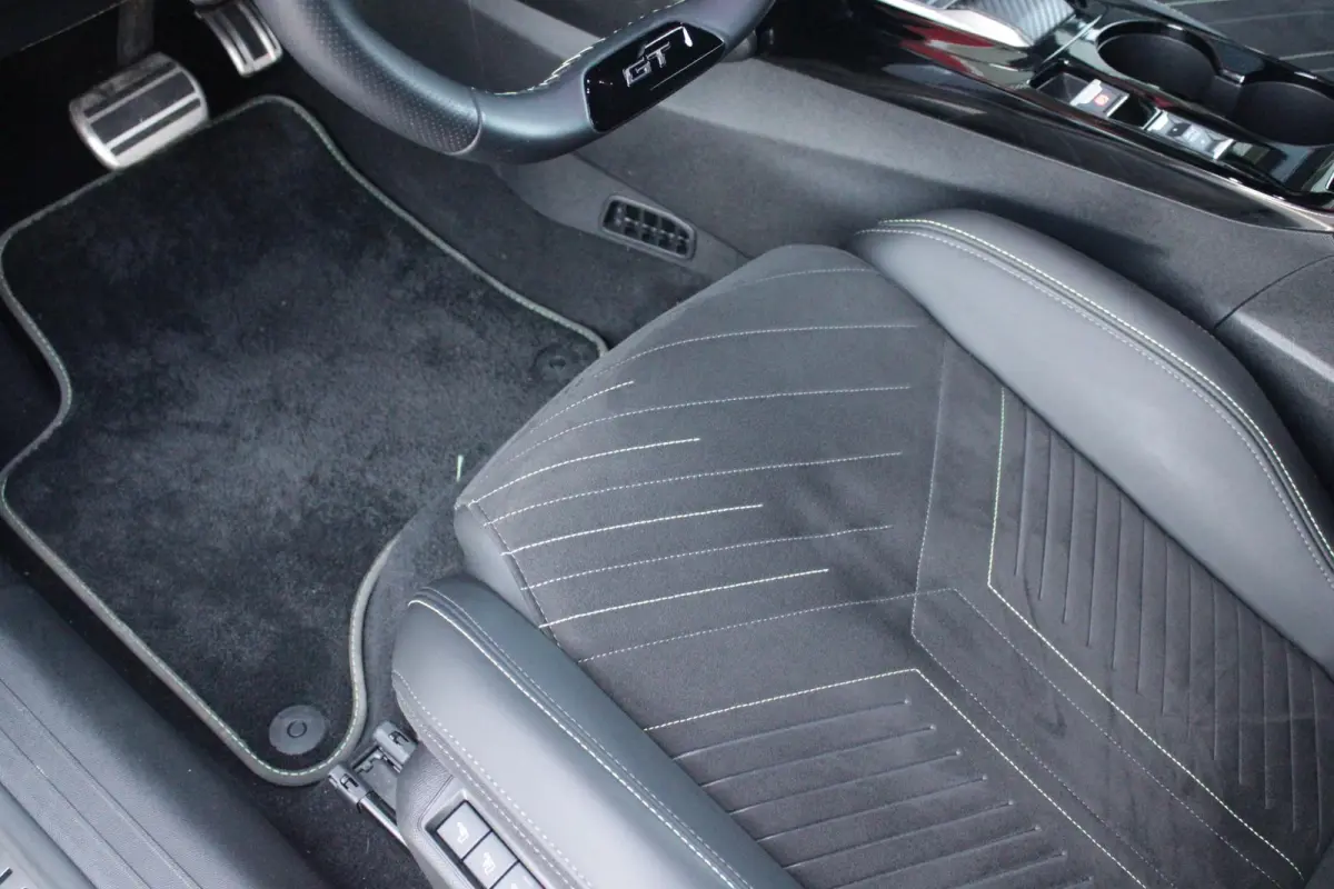 1.2 Hybrid 145PK AUTOMAAT GT PACK | ELEKTRISCH BEDIENBARE BESTUURDERSSTOEL MET MASSAGE FUNCTIE | ALCANTARA BEKLEDING | STOEL VERWARMING | CRUISE CONTROL | DAB+ RADIO | APPLE CARPLAY/ANDROID 