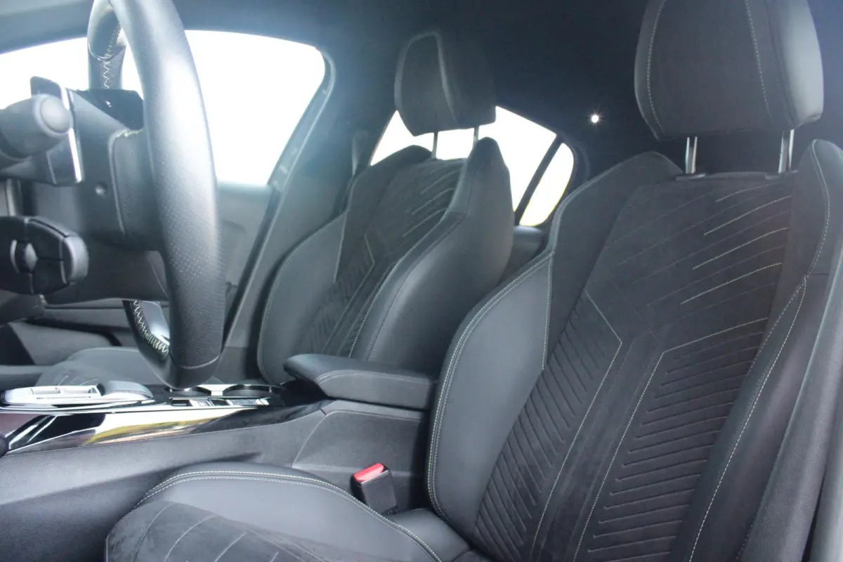 1.2 Hybrid 145PK AUTOMAAT GT PACK | ELEKTRISCH BEDIENBARE BESTUURDERSSTOEL MET MASSAGE FUNCTIE | ALCANTARA BEKLEDING | STOEL VERWARMING | CRUISE CONTROL | DAB+ RADIO | APPLE CARPLAY/ANDROID 