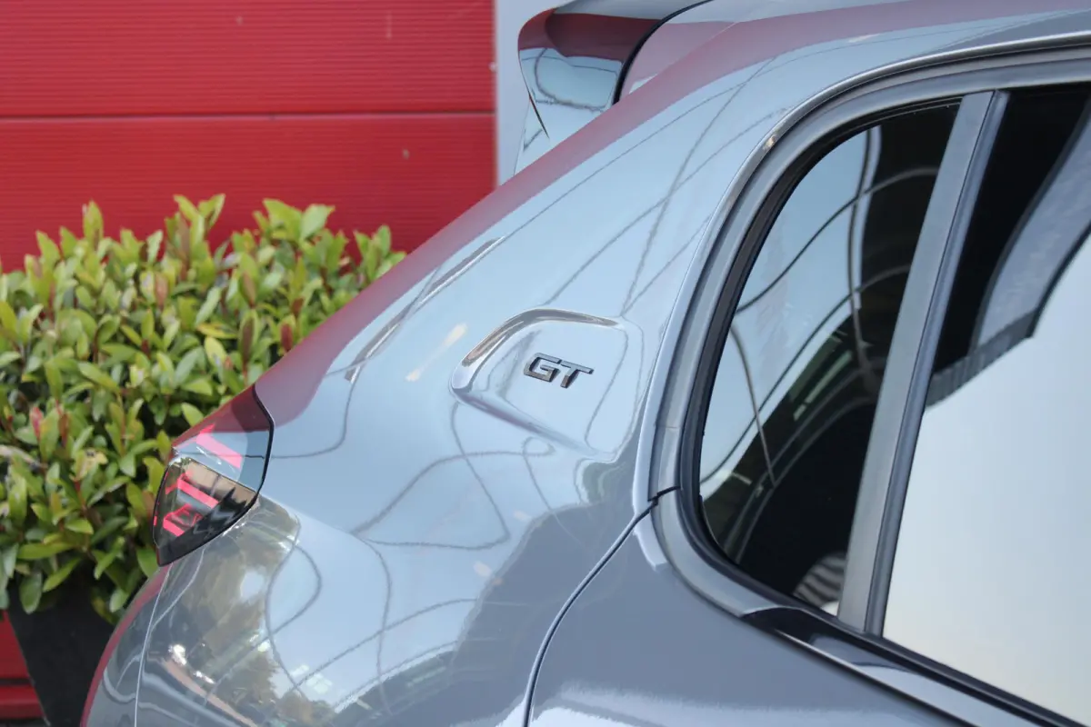 1.2 Hybrid 145PK AUTOMAAT GT PACK | ELEKTRISCH BEDIENBARE BESTUURDERSSTOEL MET MASSAGE FUNCTIE | ALCANTARA BEKLEDING | STOEL VERWARMING | CRUISE CONTROL | DAB+ RADIO | APPLE CARPLAY/ANDROID 