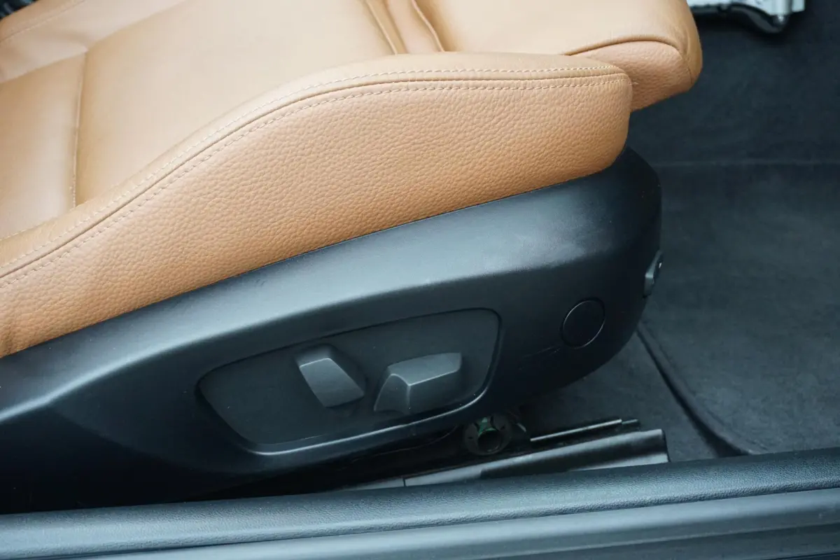320i Exclusive M Sport * Dealer onderhouden * + SPORTSTOELEN / BI-XENON / BBS / STANDKACHEL