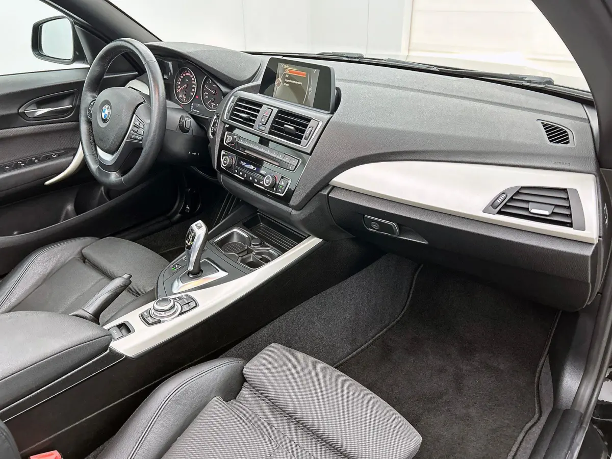 218i Essential NAVI | STOF-LEDER | STOELVERWARMING