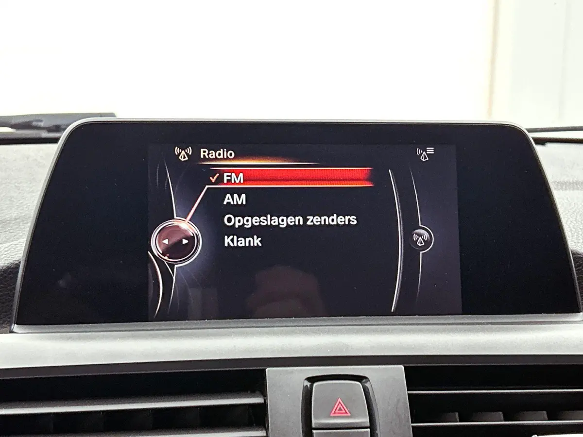 218i Essential NAVI | STOF-LEDER | STOELVERWARMING