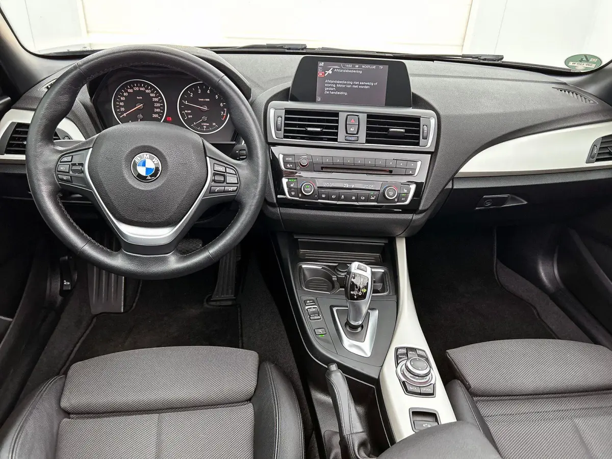 218i Essential NAVI | STOF-LEDER | STOELVERWARMING