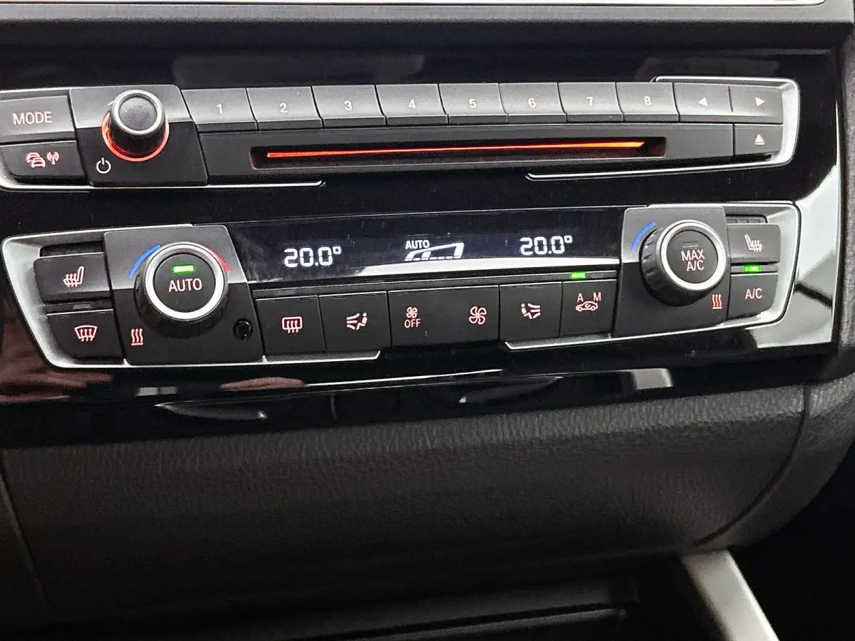 218i Essential NAVI | STOF-LEDER | STOELVERWARMING