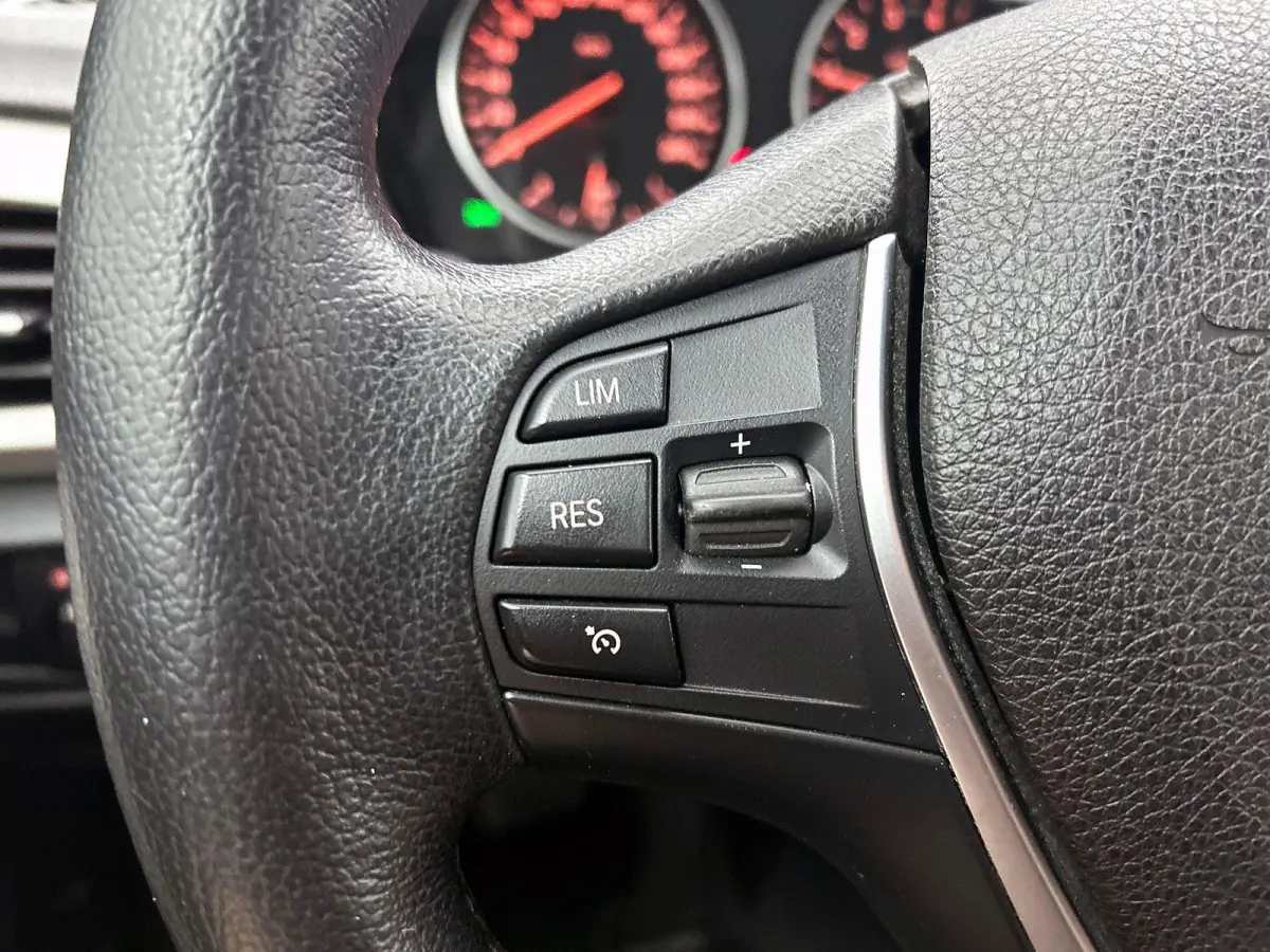 218i Essential NAVI | STOF-LEDER | STOELVERWARMING