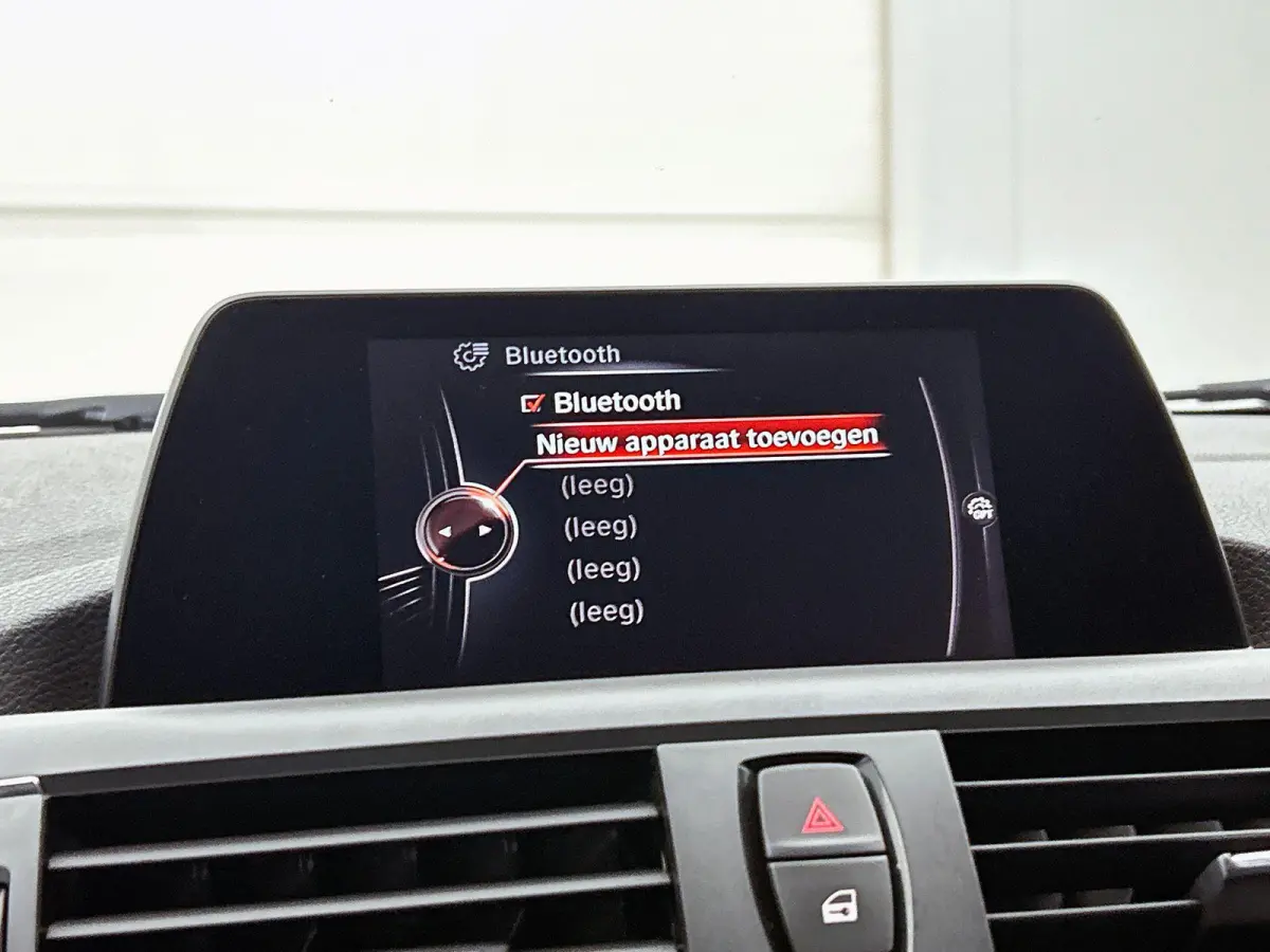 218i Essential NAVI | STOF-LEDER | STOELVERWARMING