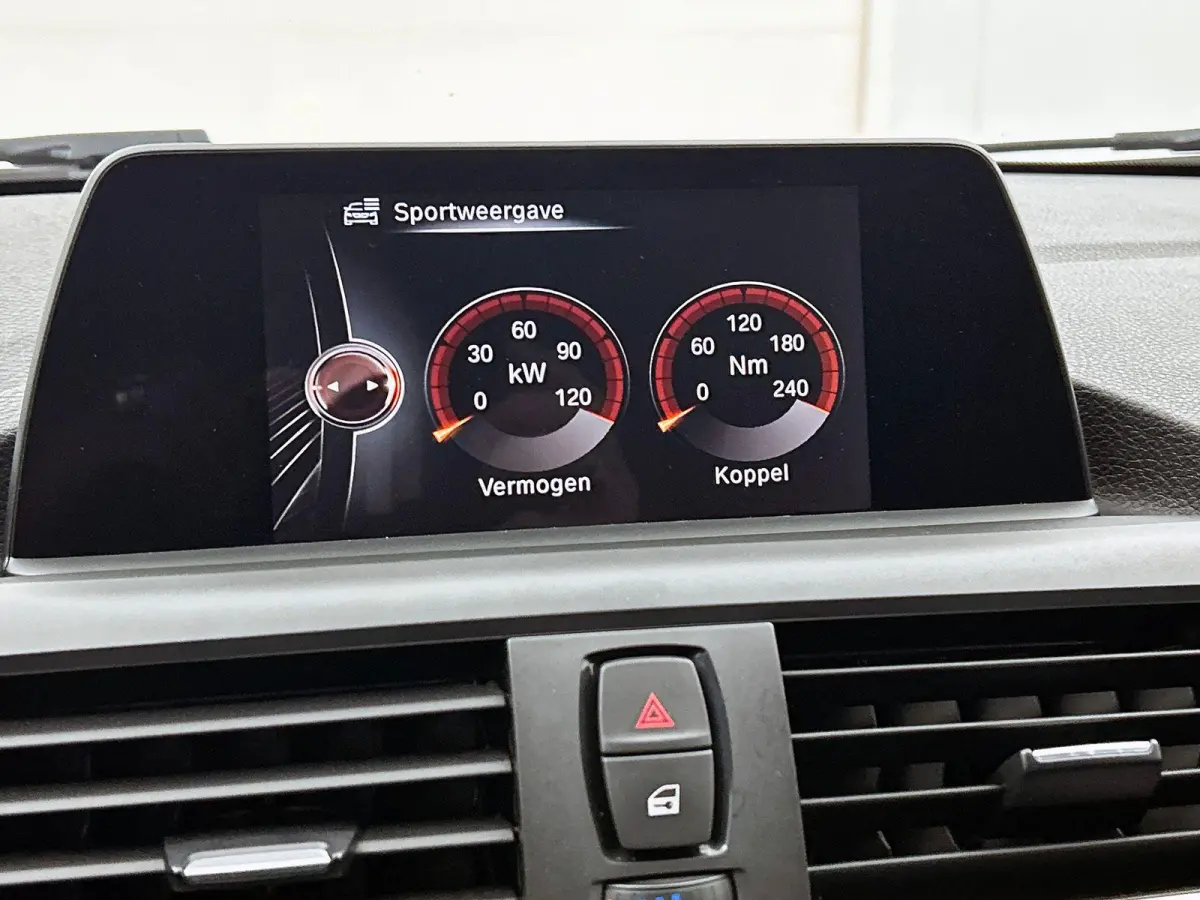 218i Essential NAVI | STOF-LEDER | STOELVERWARMING