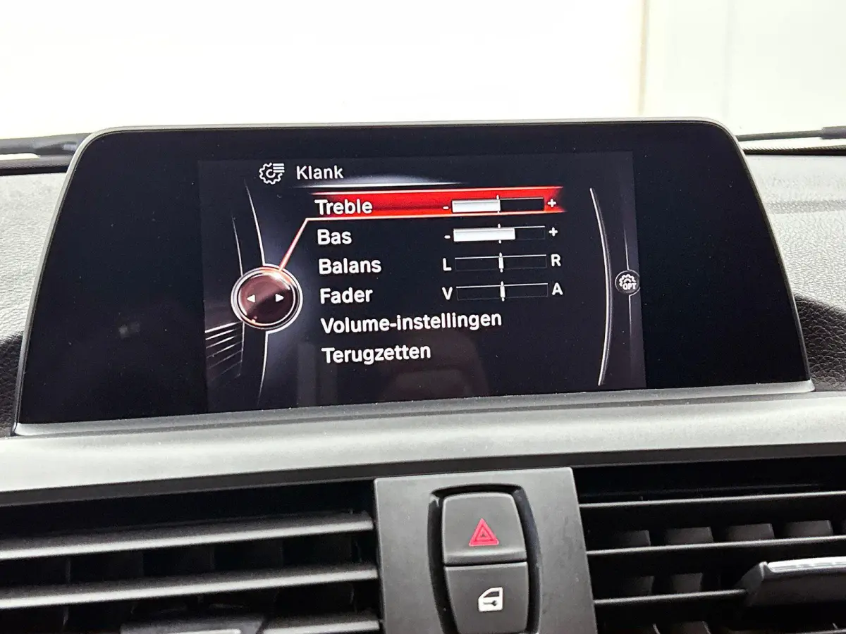 218i Essential NAVI | STOF-LEDER | STOELVERWARMING
