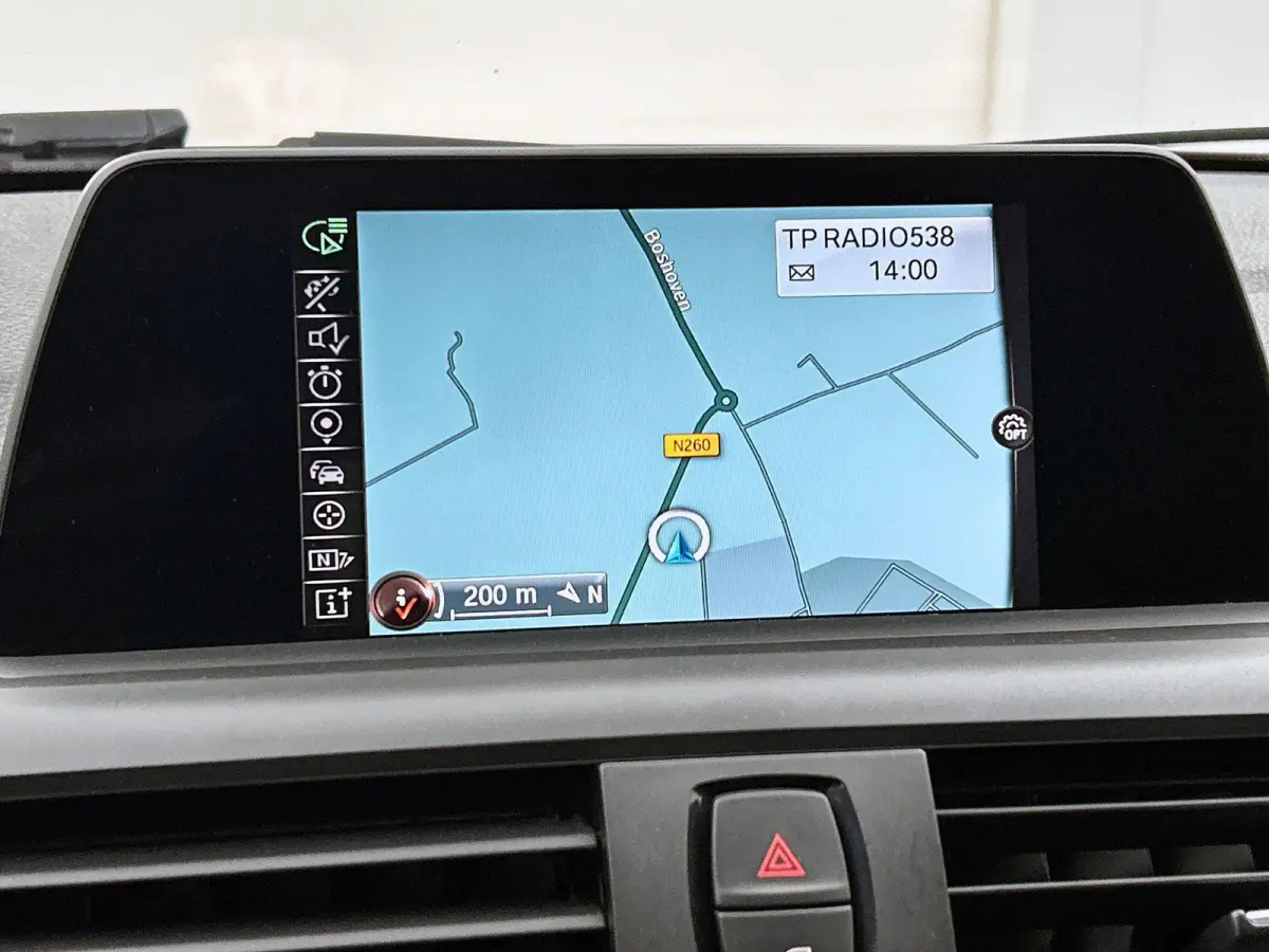 218i Essential NAVI | STOF-LEDER | STOELVERWARMING