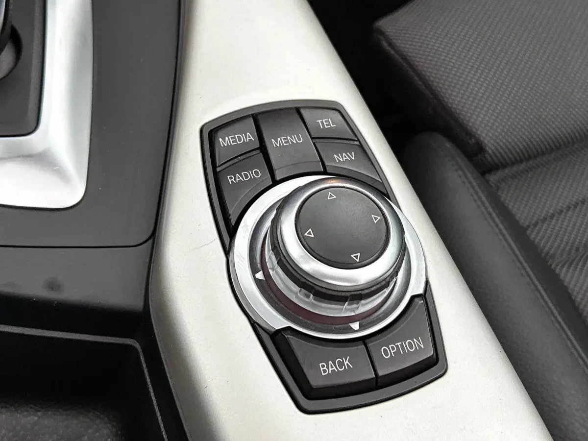 218i Essential NAVI | STOF-LEDER | STOELVERWARMING