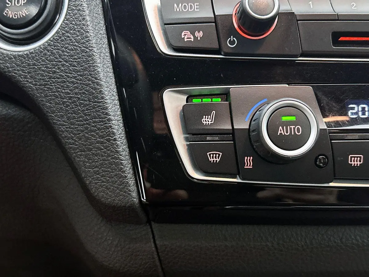 218i Essential NAVI | STOF-LEDER | STOELVERWARMING