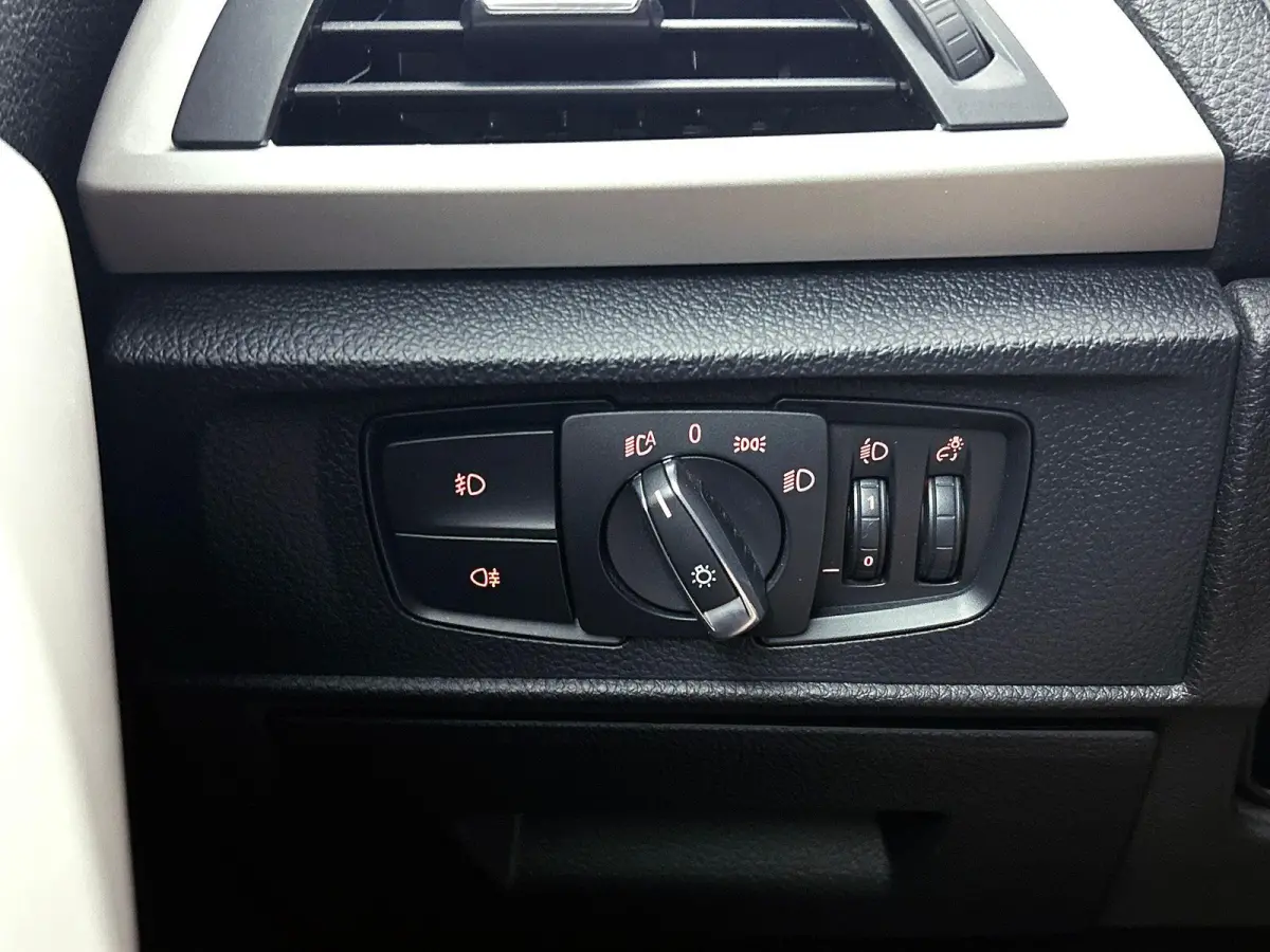 218i Essential NAVI | STOF-LEDER | STOELVERWARMING